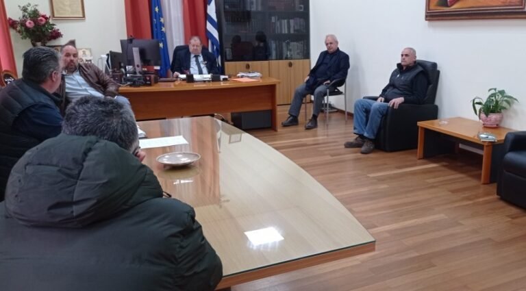 Σύσκεψη στο δημαρχείο Αιγιαλείας για την πορεία τού έργου κατασκευής του νέου κτιρίου τού ΕΚΑΜΕ Αιγίου