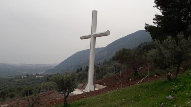 Δεν σεβάστηκαν ούτε τον Τίμιο Σταυρό στον Σελινούντα…