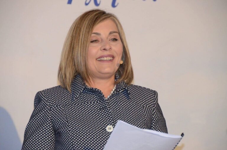 Βασιλική Ψυχράμη: «Το γιοφύρι της Άρτας», η πλατεία Αγίας Λαύρας στο ιστορικό κέντρο της πόλης του Αιγίου