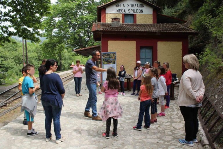 Βιωματικό εργαστήριο «Αφήνω Ίχνη» αύριο (Σάββατο, 28/5) στη στάση Οδοντωτού «Μέγα Σπήλαιο – Ζαχλωρού»