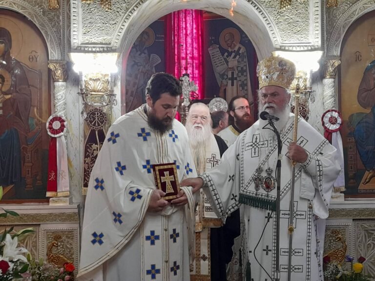 Σε κλίμα συγκίνησης η χειροτονία σε Πρεσβύτερο τού π. Σπυρίδωνος Αλεξόπουλου στον Ιερό Ναό Αγίας Μαρίνας Αιγίου