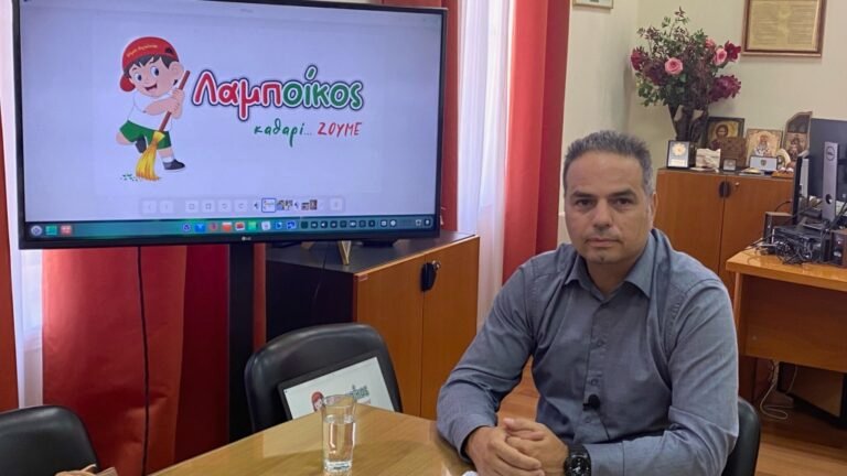 Το σήμερα και το αύριο στη διαχείριση αποβλήτων στην Αιγιάλεια παρουσίασε σήμερα σε συνέντευξη Τύπου ο αντιδήμαρχος Καθαριότητας και αναπληρωτής δημάρχου Νίκος Καραϊσκος