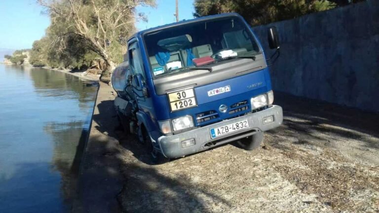 «Άνοιξε» η γη και παραλίγο να «καταπιεί» βυτιοφόρο ελέω… διάβρωσης στον Ποταμίτικο Γιαλό Ακράτας!
