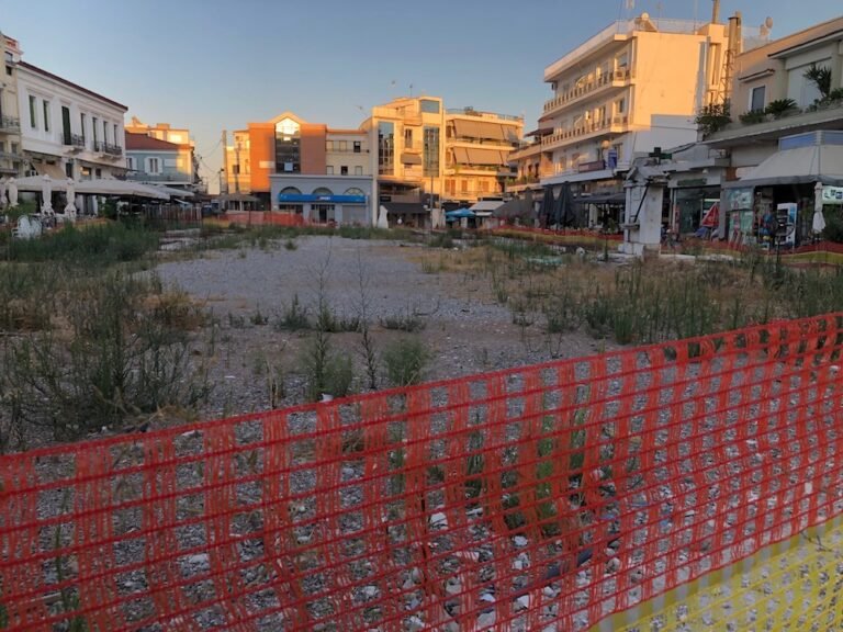 Εξασφάλιση επιπλέον χρηματοδότησης μέσω ΕΣΠΑ για πλατεία Αγίας Λαύρας και εμπορικό κέντρο Αιγίου