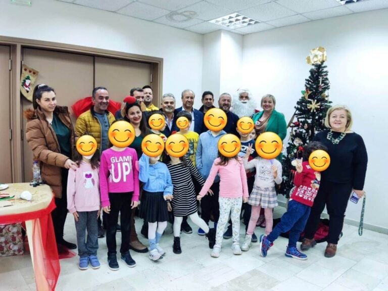 Το Εργατικό Κέντρο Αιγίου απέκτησε ένα από τα ομορφότερα χριστουγεννιάτικα δέντρα της πόλης!