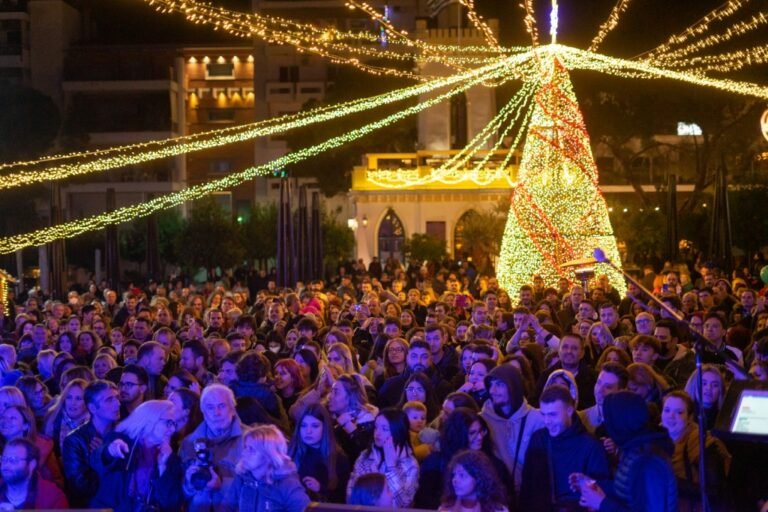«1550» και Δημήτρης Σταρόβας «απογείωσαν» μικρούς και μεγάλους! – «Βούλιαξε» η πλατεία Υψηλών Αλωνίων στη χριστουγεννιάτικη συναυλία που διοργάνωσε ο δήμος Αιγιαλείας