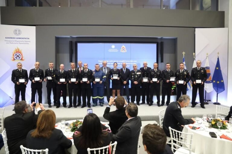 Βράβευση του διοικητή της Πυροσβεστικής Υπηρεσίας Αιγίου Γιώργου Κολοκοτσά από τον Αρχηγό του Σώματος Αλέξιο Ράπανο