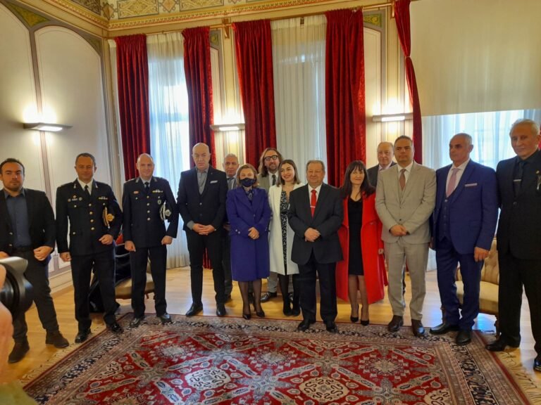 Με Δοξολογία στον Καθεδρικό Ναό Αιγίου και ανταλλαγή ευχών στο αρχοντικό Παναγιωτόπουλου ο εορτασμός της έλευσης του 2023 – Δήμαρχος Αιγιαλείας: «Μόνο εάν αφήσουμε στην άκρη το ΄΄εγώ΄΄ και βάλουμε το ΄΄εμείς΄΄ θα προχωρήσουμε μπροστά!» (ΦΩΤΟΓΡΑΦΙΕΣ)