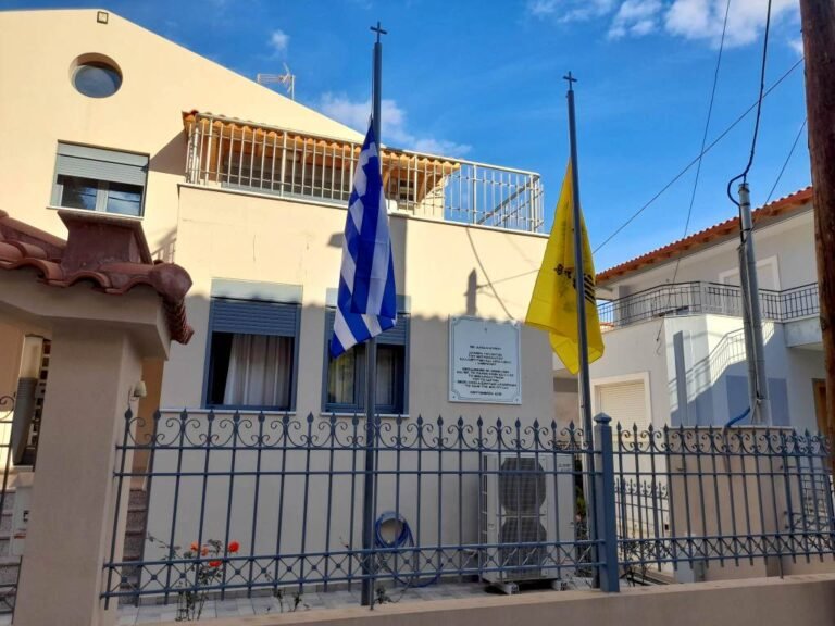 Μεσίστια η ελληνική σημαία στο «Χάνι της Βοστίτσας» – Ο Μητροπολίτης πρώην Καλαβρύτων και Αιγιαλείας Αμβρόσιος πενθεί για τον τ. βασιλιά Κωνσταντίνο και τον Πατριάρχη πρώην Ιεροσολύμων Ειρηναίο
