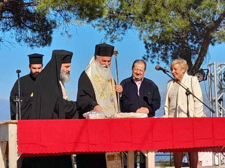 «Αυλαία» για το Πάρκο των Χριστουγέννων με την κοπή της πρωτοχρονιάτικης πίτας