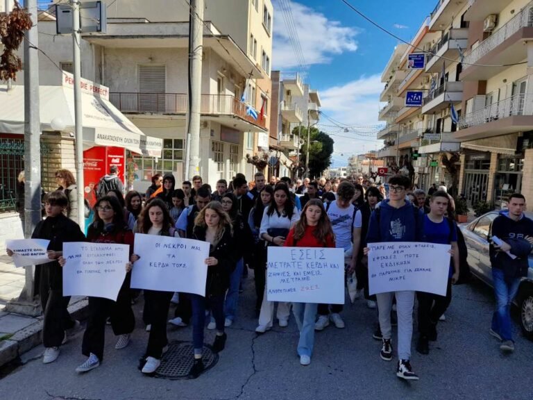 «Να μην συγκαλυφθεί το έγκλημα των Τεμπών!»  – Εκατοντάδες άτομα κάθε ηλικίας «ξεχύθηκαν» σήμερα στους δρόμους του Αιγίου ζητώντας την απόδοση Δικαιοσύνης (ΦΩΤΟΓΡΑΦΙΕΣ)