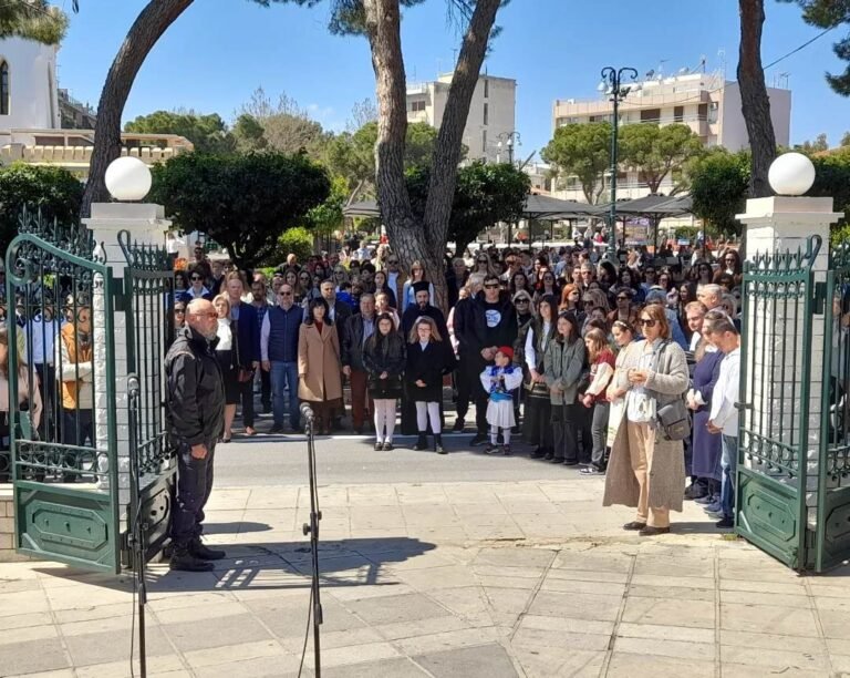 Με κατάθεση στεφάνων στο Μνημείο Ηρώων ξεκίνησαν σήμερα οι εορταστικές εκδηλώσεις της εθνικής επετείου – Δήμαρχος Αιγιαλείας: «Με βαθιά συνείδηση στο ιστορικό μας παρελθόν, κλίνουμε ευλαβικά το γόνυ στους Ήρωες του ΄21»