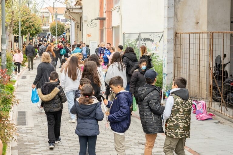 «Πλημμύρισε» από παιδικές φωνές το κέντρο του Αιγίου στο «Πασχαλινό παζάρι για καλό σκοπό» – Δημήτρης Καλογερόπουλος: «Είμαι σίγουρος ότι αυτή η γιορτή προσφοράς και δημιουργικότητας θα γίνει θεσμός!»