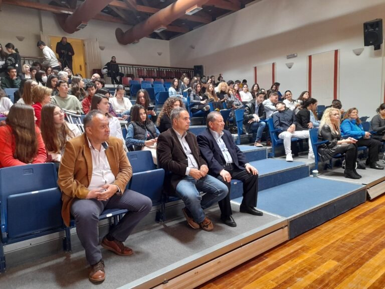 Δεκάδες μαθητές και μαθήτριες από την Αχαΐα στους σημερινούς Αγώνες Λόγου με θέμα τη Δημοκρατία – Δημήτρης Καλογερόπουλος: «Επιδίωξή μας είναι το πνεύμα της Δημοκρατίας να μεταφερθεί μέσα από τα παιδιά σε κάθε μικρή και μεγάλη δομή της ελληνικής κοινωνίας»