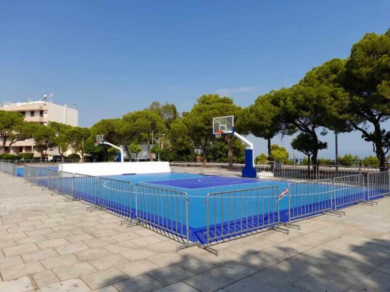 Στήθηκαν τα γήπεδα μπάσκετ στην πλατεία Υψηλών Αλωνίων για το τουρνουά 3Χ3 – Σήμερα στις 6μ.μ. η πρεμιέρα