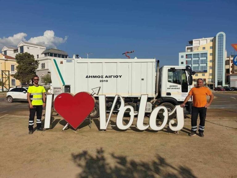 Καθάρισε δρόμους και πεζοδρόμια του πλημμυροπαθούς Δήμου Βόλου όχημα που απέστειλε ο Δήμος Αιγιαλείας