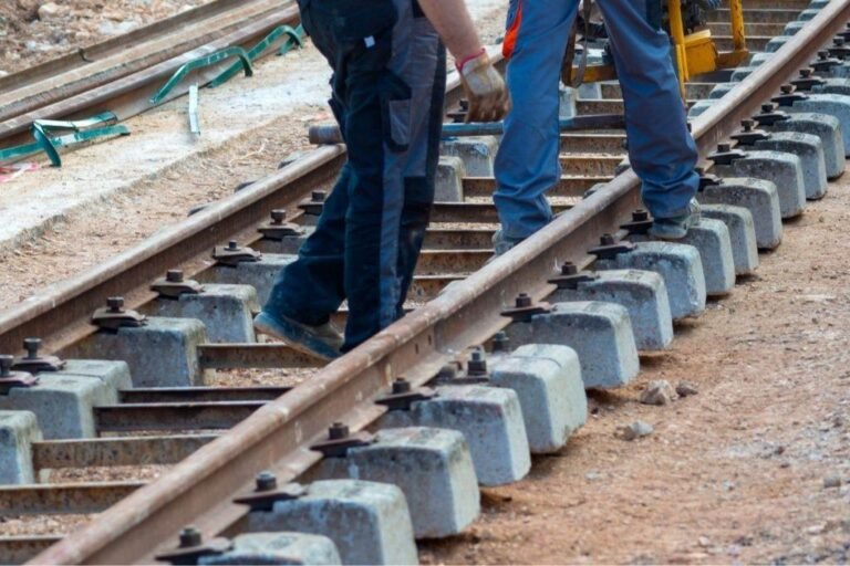 Ξεκίνησε το στρώσιμο των σιδηροδρομικών γραμμών στο τμήμα Αίγιο – Ρίο