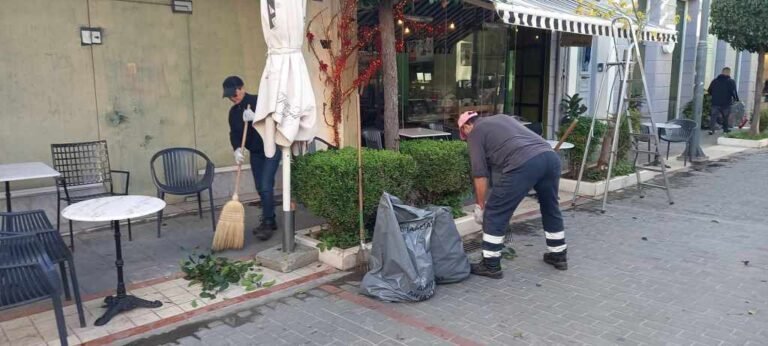 «Φρεσκάρισμα» στον πεζόδρομο της Ανδρέου Λόντου ενόψει εορτών