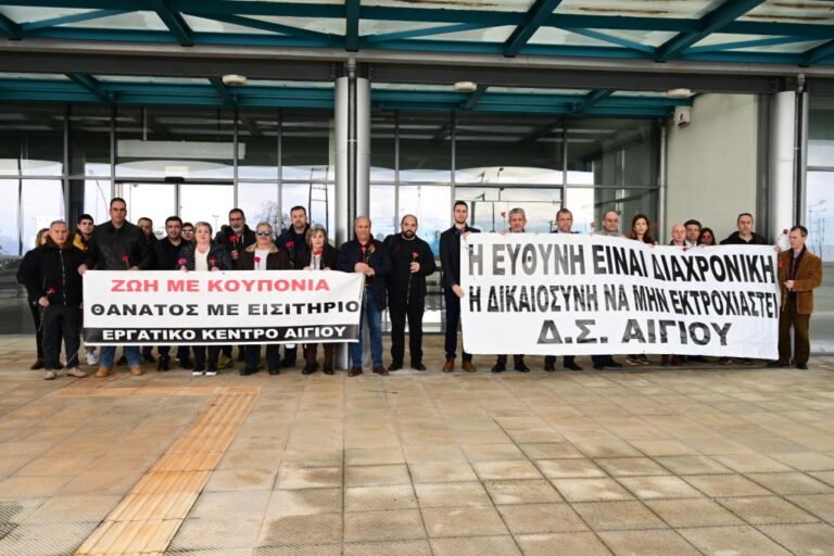 Παράσταση διαμαρτυρίας από φορείς του Αιγίου στον σταθμό του προαστιακού για την τραγωδία των Τεμπών