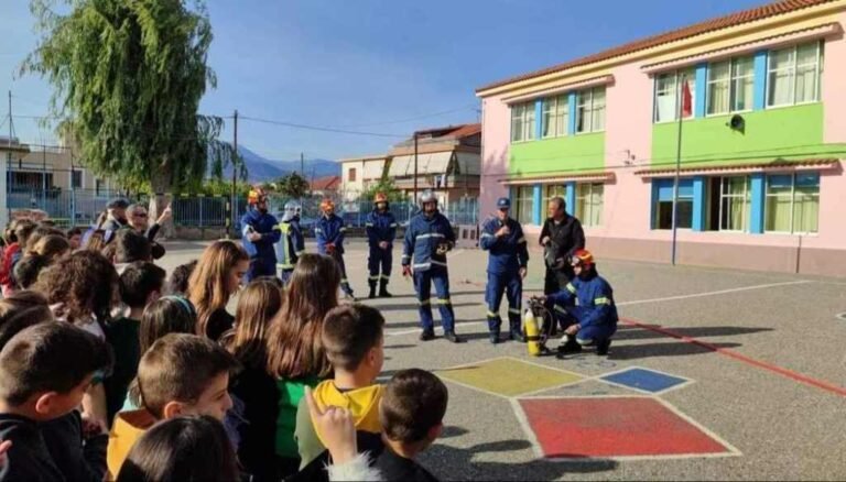 Επίσκεψη κλιμακίου της Πυροσβεστικής Υπηρεσίας στο 5ο δημοτικό σχολείο Αιγίου / (ΦΩΤΟΓΡΑΦΙΕΣ)