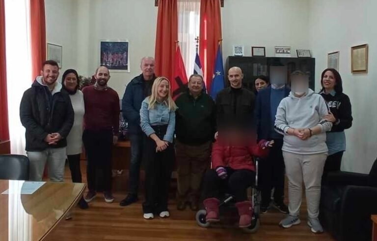 Ζητήματα προσβασιμότητας των Ατόμων με Αναπηρία σε συνάντηση του Δημήτρη Καλογερόπουλου με εκπαιδευτικούς και μαθητές του ΕΕΕΕΚ Αιγίου