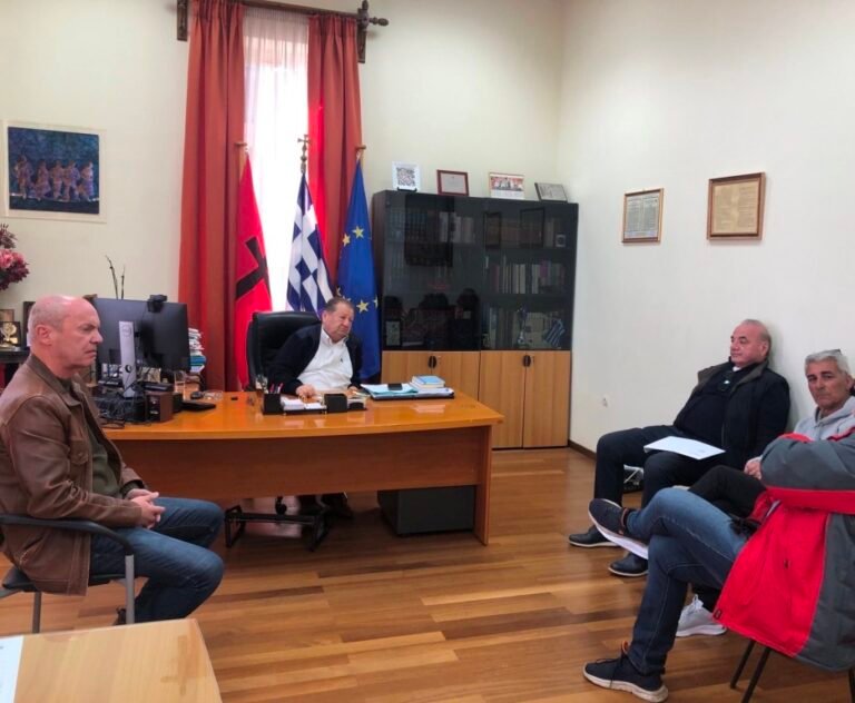 Ο Δήμος Αιγιαλείας στηρίζει τον Παναιγιάλειο – Συνάντηση δημάρχου με εκπροσώπους της «Μαύρης Θύελλας»