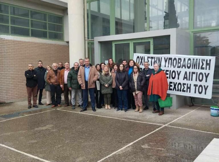 Συμβολική κατάληψη του Δικαστικού Μεγάρου Αιγίου από δικηγόρους και δικαστικούς υπαλλήλους