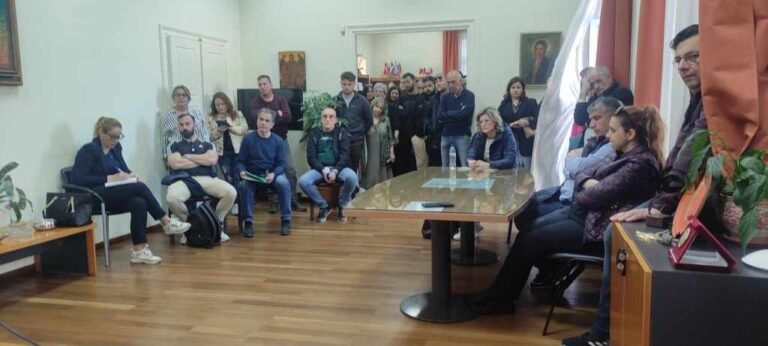Δημήτρης Καλογερόπουλος: «Ως Δήμος λαμβάνουμε υπ’ όψιν όλες τις παραμέτρους για το κοινό καλό» – Συνάντηση δημάρχου με αντιπροσωπεία καταστηματαρχών στο κέντρο Αιγίου