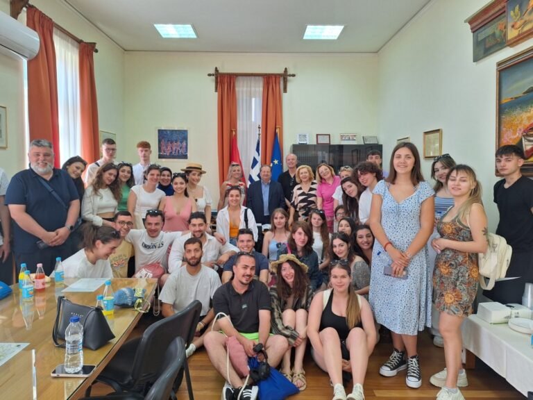 Επίσκεψη νέων από 8 ευρωπαϊκές χώρες στον Δήμαρχο Αιγιαλείας  Καλογερόπουλο