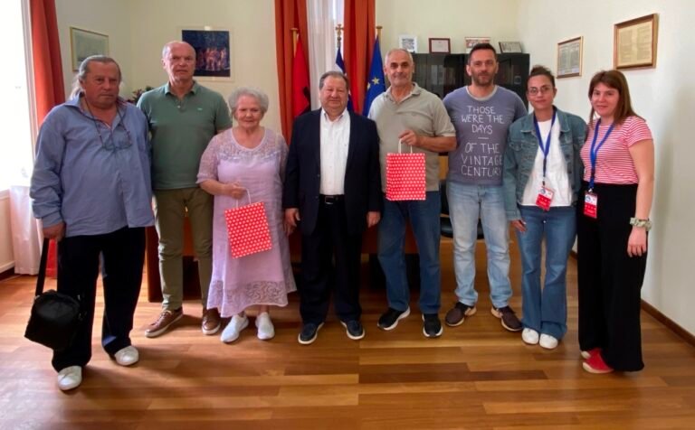 Διατέθηκαν σε «Χαμόγελο του Παιδιού» και ΕΚΑΜΕ Αιγίου τα έσοδα από το 2ο Μαθητικό Πασχαλινό Παζάρι