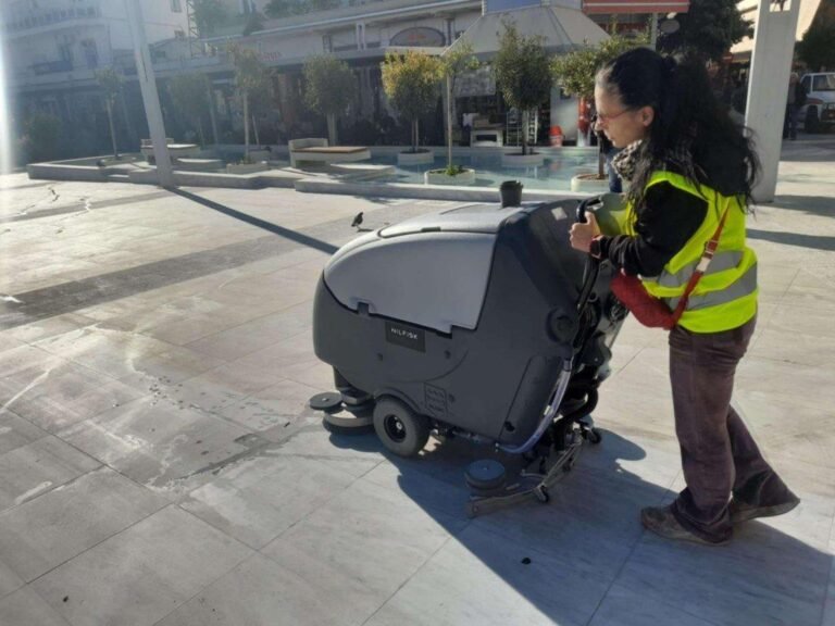 Νέα σκούπα καθαρισμού πλατειών και πεζοδρομίων προμηθεύτηκε ο Δήμος Αιγιαλείας