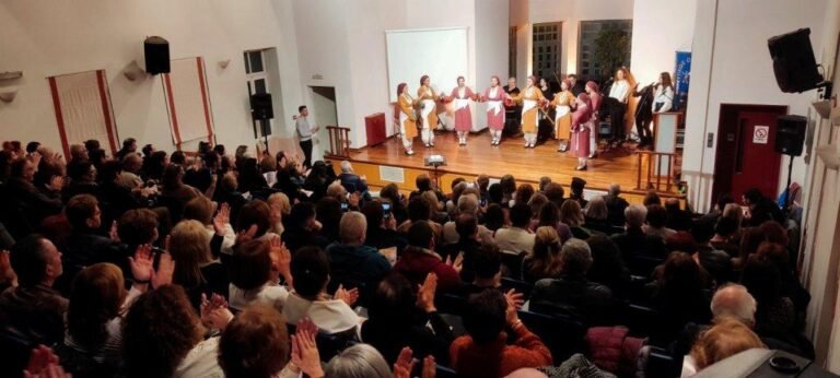 Συγκίνησε και ξύπνησε μνήμες η εκδήλωση «1974-2024, Κύπρος: Οι Ρίζες της Παράδοσης, οι Πληγές της Ιστορίας» από τον Χορευτικό Όμιλο Αιγίου