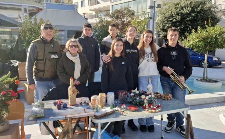 «Πλημμύρισε» από παιδικές φωνές και «νότες» το κέντρο του Αιγίου – Μήνυμα αγάπης και ελπίδας έστειλαν μαθητές και μαθήτριες της Γ΄ τάξης του 4ου Γυμνασίου
