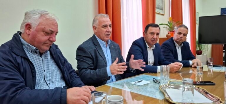 Δήμος Αιγιάλειας: Πεζοδρομήσεις, καθημερινότητα, έργα ΔΕΥΑ και εξελίξεις στην καθαριότητα, στην πρώτη συνέντευξη Τύπου της χρονιάς