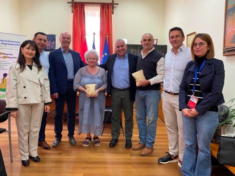 Επίδοση εσόδων από το 3ο Μαθητικό Πασχαλινό Παζάρι σε ΕΚΑΜΕ Αιγίου και «Χαμόγελο του Παιδιού»