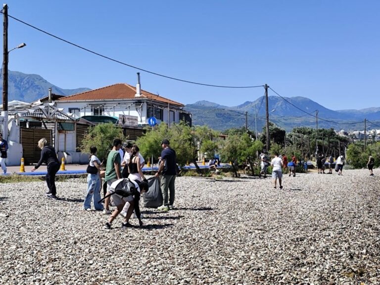 Μαθητές του 4ου Γυμνασίου Αιγίου «σάρωσαν» την παραλία Αλυκής