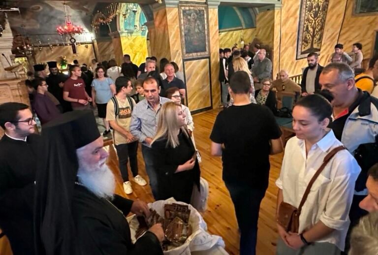 Με πνευματική κατάνυξη η Ιερά Παράκληση στο Προσκύνημα της Παναγίας Τρυπητής για θεία φώτιση και ευόδωση των προσπαθειών των μαθητών – μαθητριών που θα συμμετάσχουν στις εξετάσεις