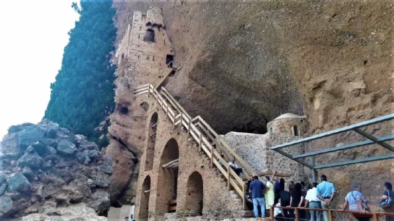 Την Κυριακή (1/6) Αρχιερατική Θεία Λειτουργία στο Ιερό Ασκητήριο του Οσίου Λεοντίου