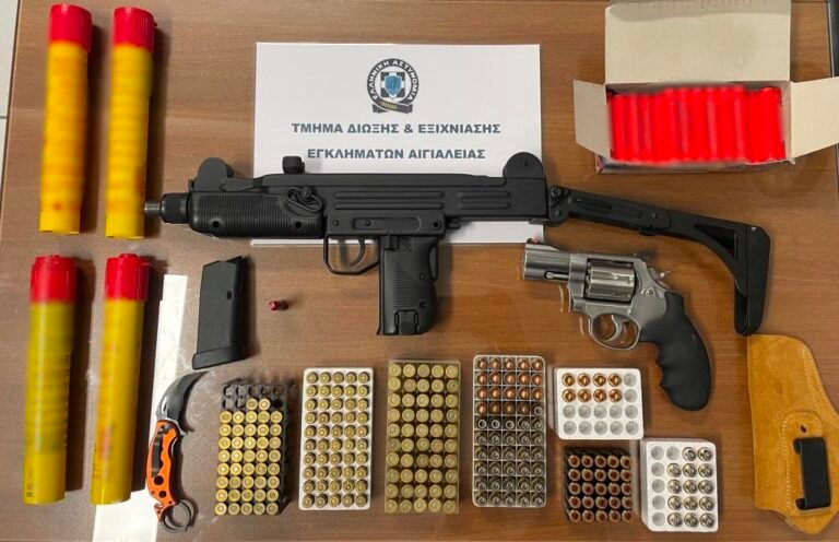 Σύλληψη άνδρα στην Αιγιάλεια για κατοχή υποπολυβόλου UZI, περίστροφου και εκατοντάδων φυσιγγίων