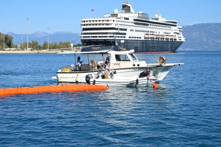Έλεγχος υλικών καταπολέμησης ρύπανσης στο παλιό λιμάνι Αιγίου με χρήση πλωτών φραγμάτων / (ΦΩΤΟΓΡΑΦΙΕΣ)